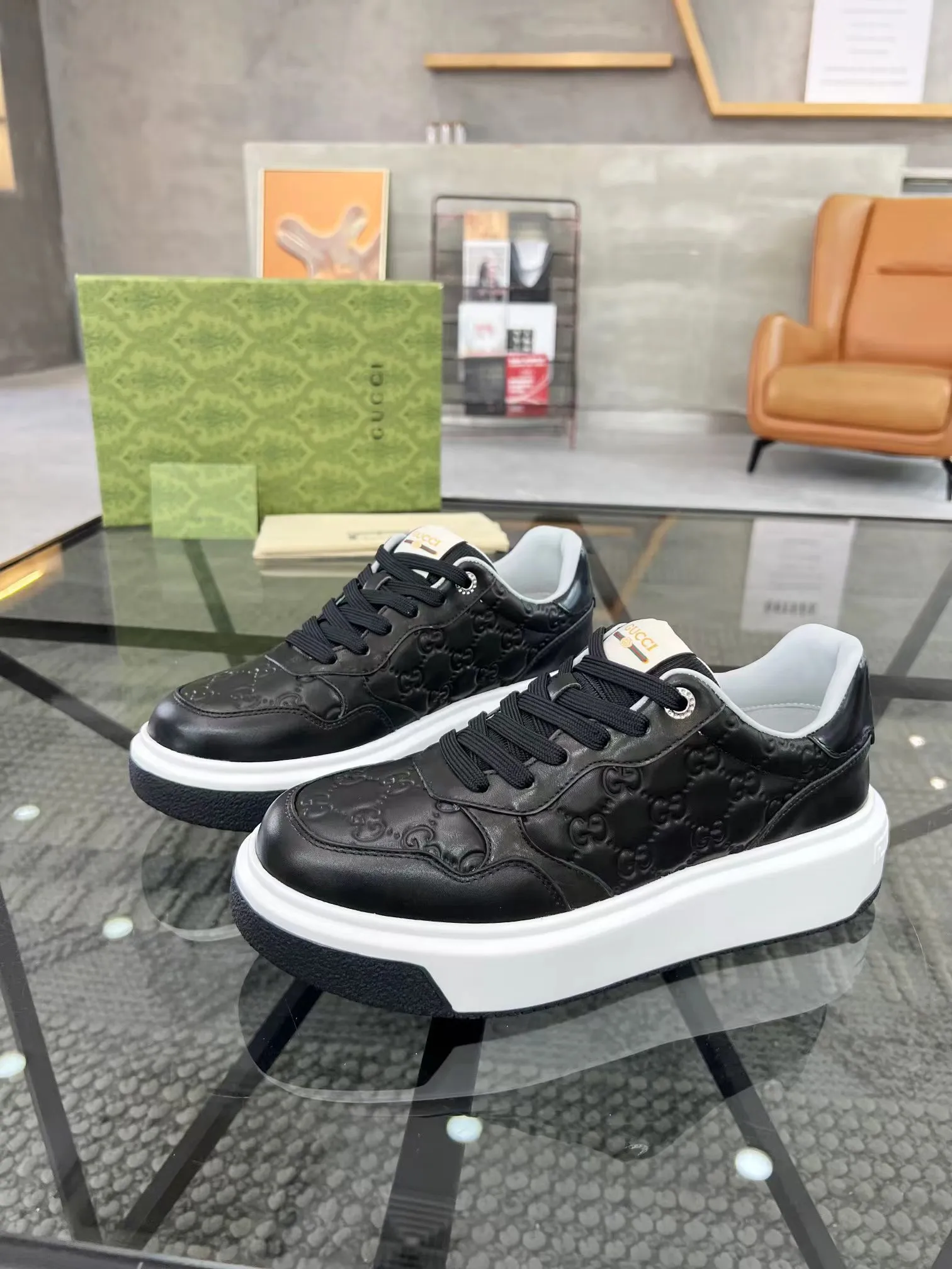 P440 new men's shoes GUCCI [Lightning] latest shoes are shipped. Original quality, fashionable, made of special materials, sheepskin lining, brand new packaging. The foot feels super comfortable and the workmanship is impeccable. Size: Male 38-45.